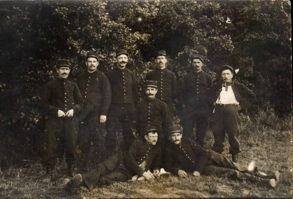Gruppe von Soldaten — dunkle Uniformen und Schnurrbärte — Fotografie von A. Maranot, Chât. Viroux - Vorderseite