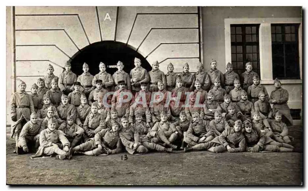 Gruppe Soldaten — vor einem Gebäude mit Arkaden — Verlag A. A. (Nr. 13) - Vorderseite