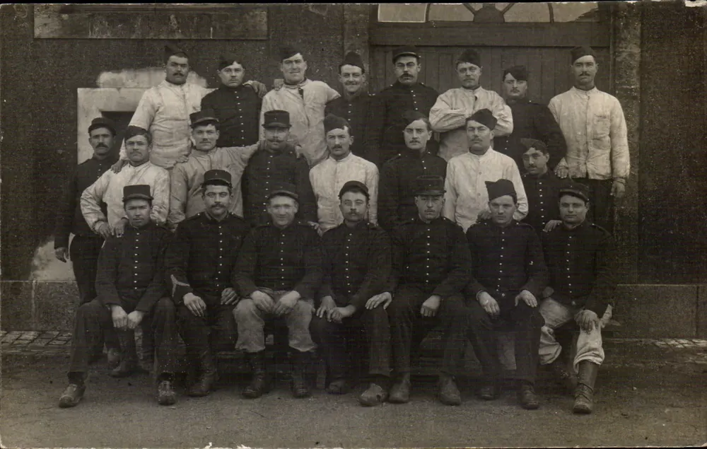 Gruppe Soldaten — gemischte Uniformen und Zivilkleidung — K. Guillaminot, Dospflug & Cie - Paris - Vorderseite