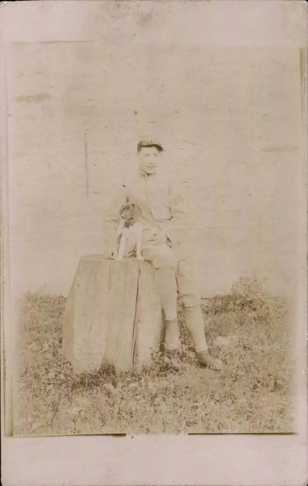 Soldat und Hund — Pose auf Baumstamm — Verlag R. Toulilienaut, Paris - Vorderseite
