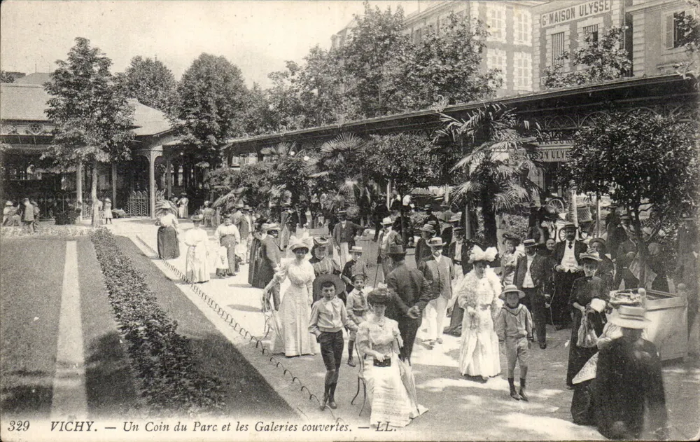 Vichy — Ein Eckbereich des Parks und die überdachten Galerien — LL. - Vorderseite