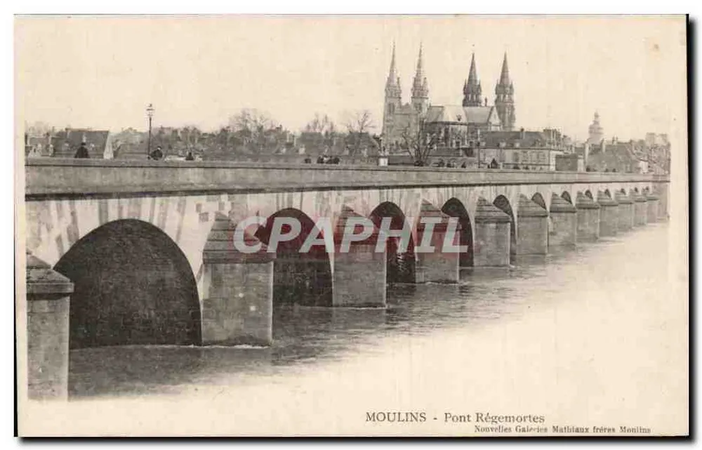 Moulins - Ponte Régemortes — vista do ponte e da catedral — editor Mathiaux frères Moulins - Frente