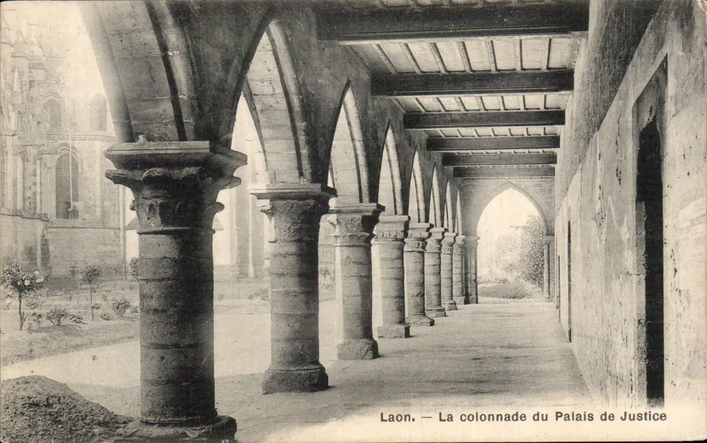 Laon — A colunata do Palácio de Justiça — editor G.C.E. - Frente