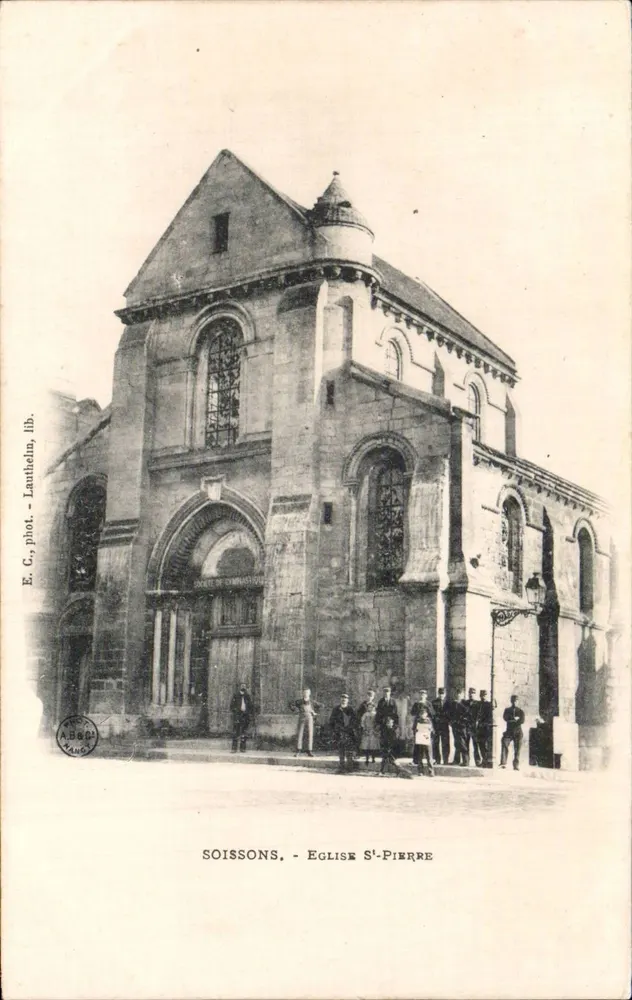 Soissons - Igreja de São Pedro — vista do edifício com grupo de pessoas — E.C., fot. Lauthelin, lib. - Frente