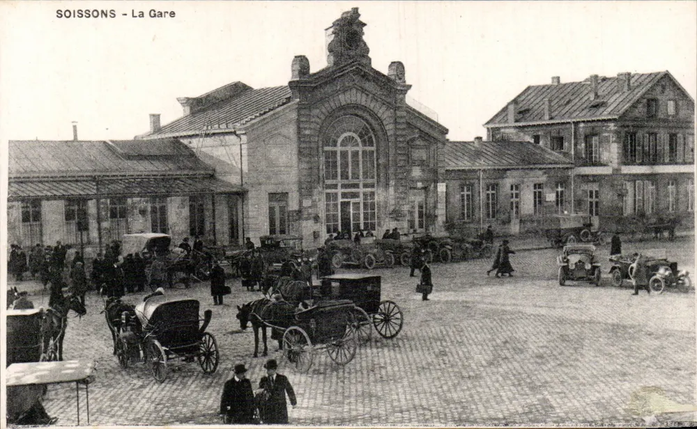 Soissons - A Estação — vista da estação com veículos e pedestres — Ed. B. Nougaredé & H. Lestrat - Frente