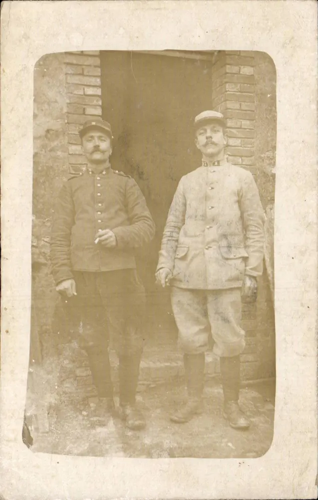 Zwei Soldaten — Frankreich, Zeitraum 1914-1918 — kein Verlag oder Nummer sichtbar - Vorderseite