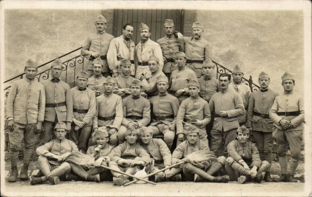 Soldaten des 1. Regiments der Armee Englands — Toul, 1923 — Ansichtskarte - Vorderseite