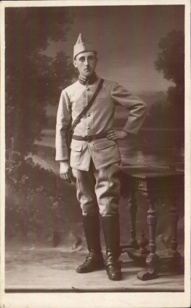 Soldat in Uniform — Studio — unbekannter Verleger - Vorderseite