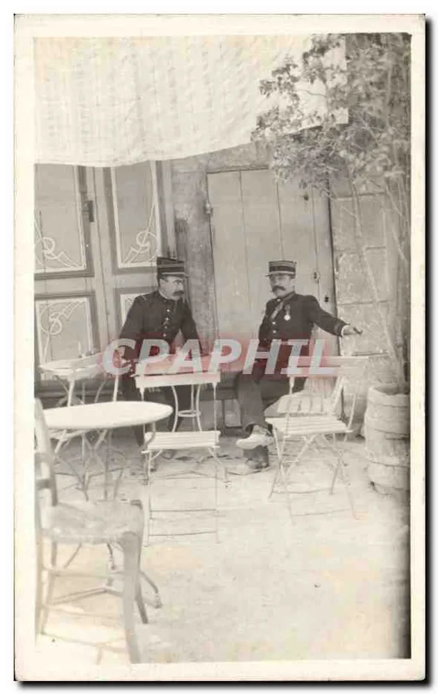 Zwei Gendarmen in Uniform — Café-Szene — unbekannter Verlag - Vorderseite