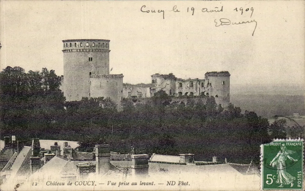 Castillo de COUCY — Vista tomada al este — ND Pbot. - Anverso