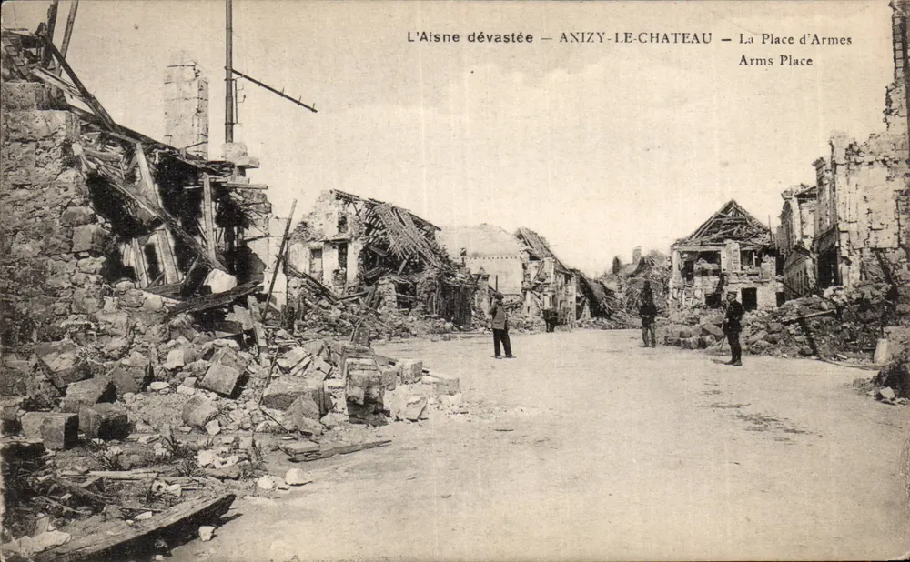 Anizy-le-Château — A Praça das Armas — L'Aisne destruída - Frente