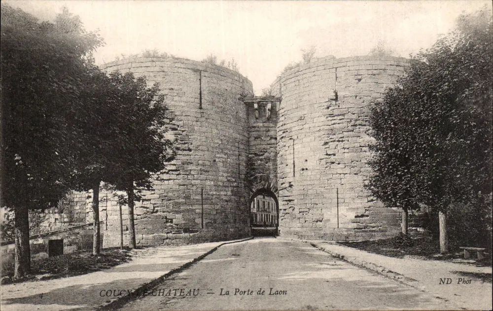 Coucy-le-Château — A Porta de Laon — ND Phot - Frente