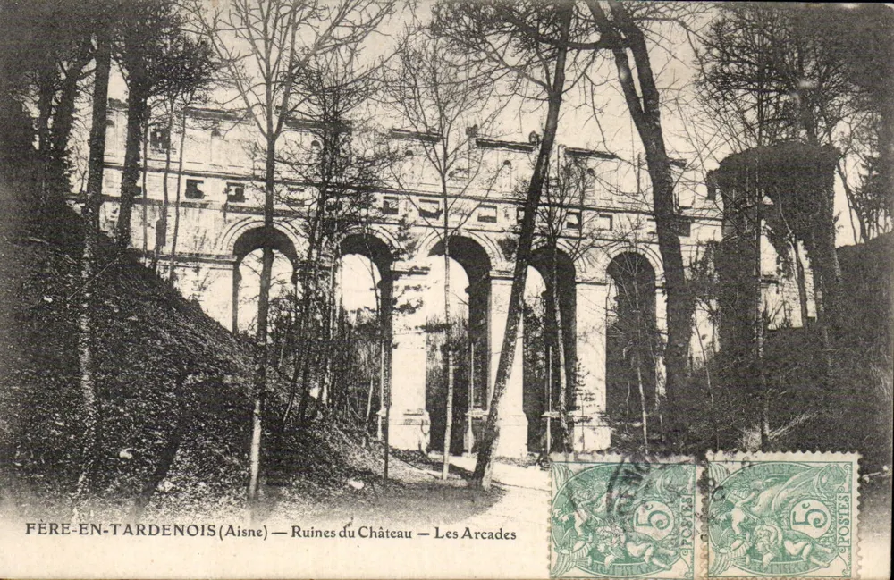 FÈRE-EN-TARDENOIS (Aisne) — Ruines du Château — Les Arcades - Vorderseite