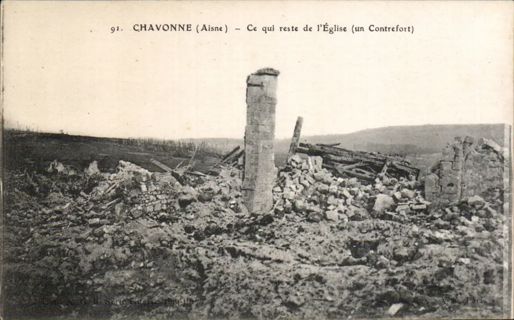 Chavonne (Aisne) — Ruínas da igreja (um contraforte) - Frente