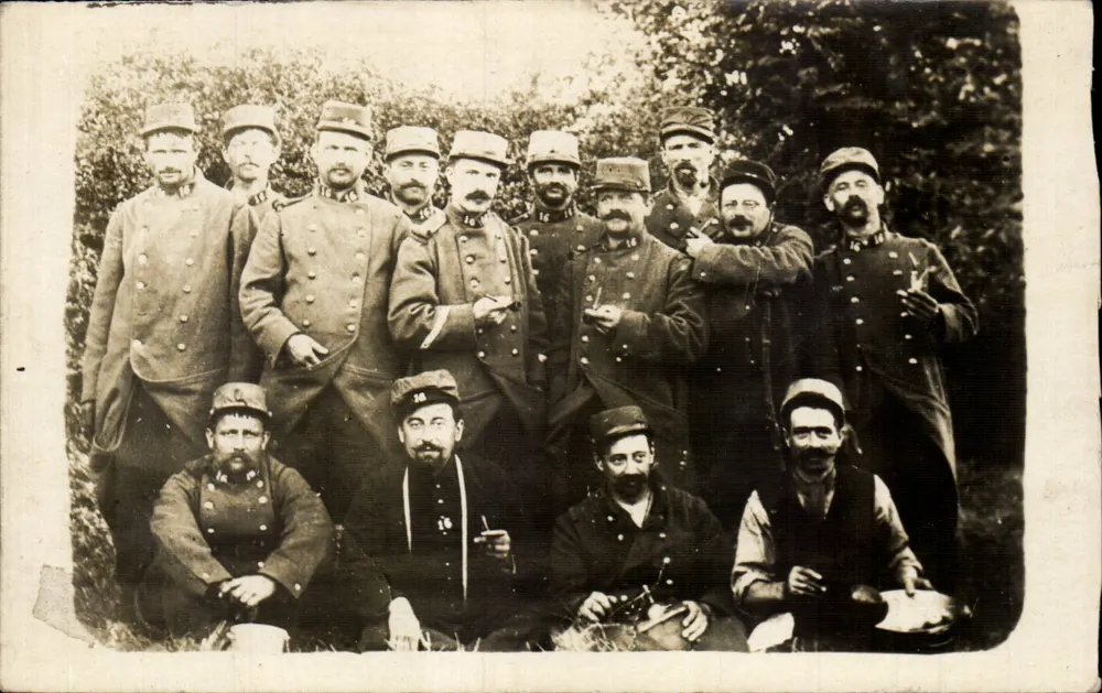 Gruppe Soldaten — in militärischer Uniform — R. Duvau, Colombes - Vorderseite