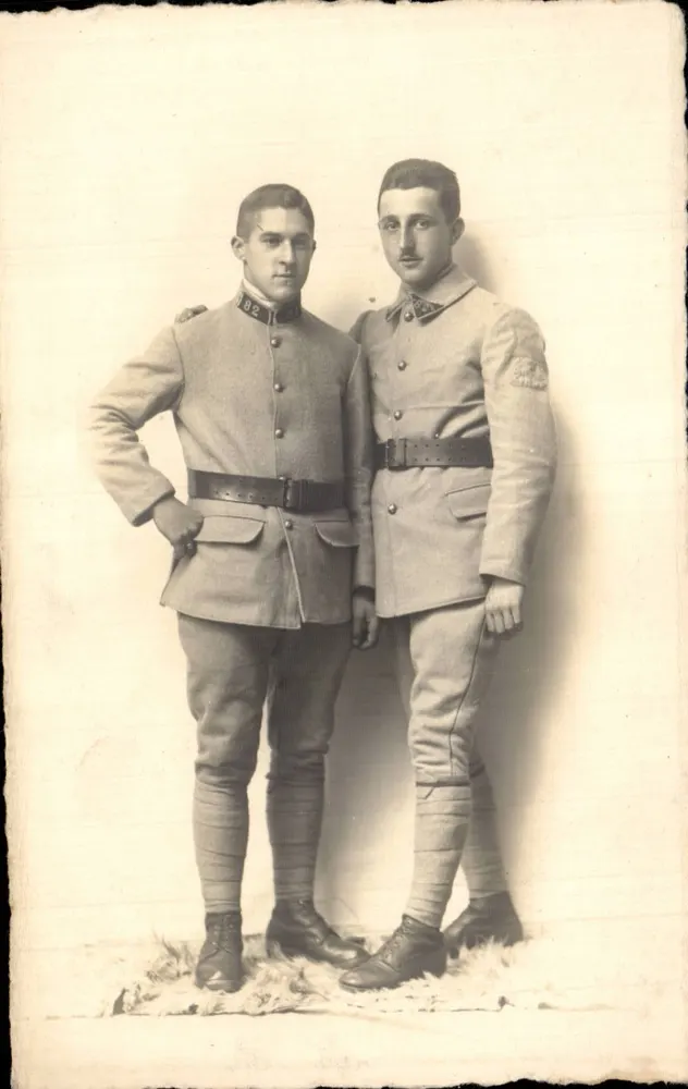Dois soldados — uniformes militares — n° de série 640 V - Frente