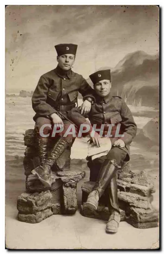 Dois soldados em uniforme — pose de estúdio — editor não visível - Frente