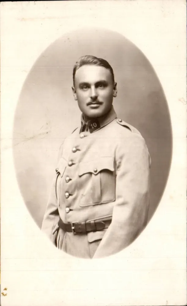 Soldado em uniforme — número 10 no colarinho e cinto — retratos Dauian, Toulouse - Frente