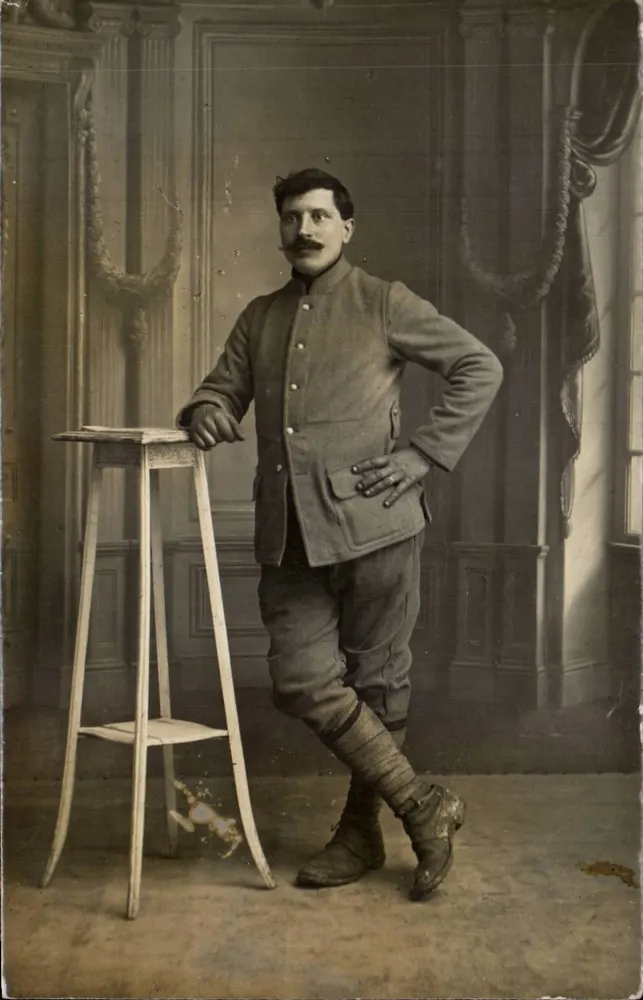 Soldat im Uniform — fotografisches Studio — Paris - Vorderseite