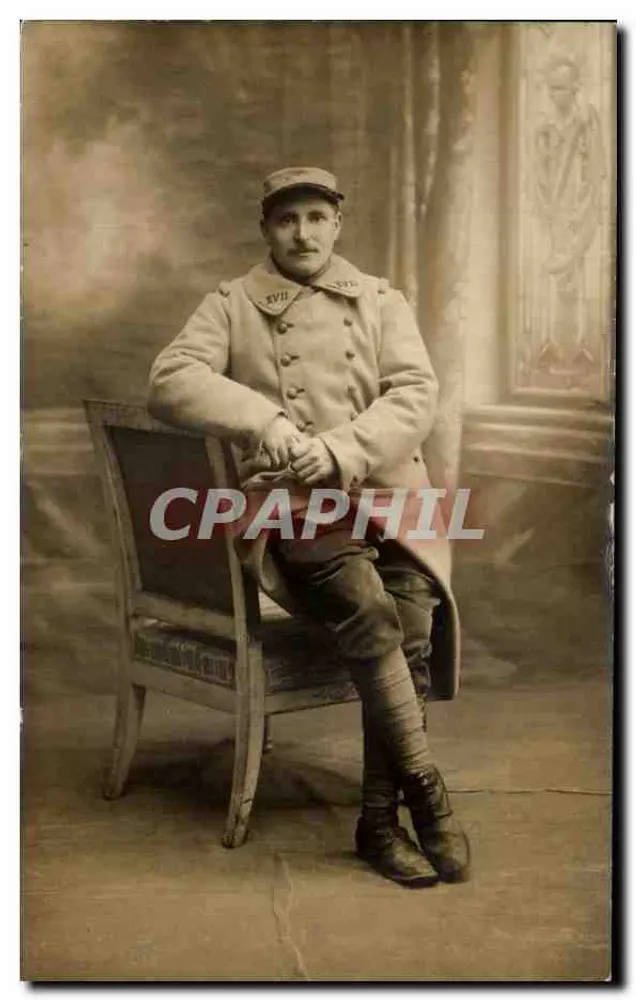 Soldat im Uniform — Portraitstudio — unbekannter Verlag - Vorderseite