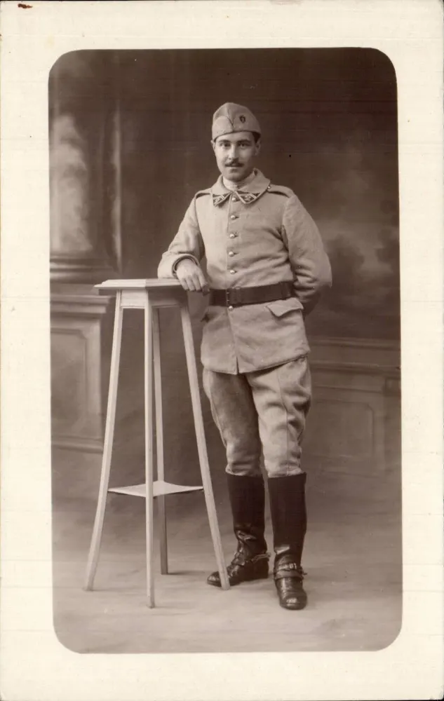 Soldat in Uniform — Studio — unbekannter Verleger - Vorderseite