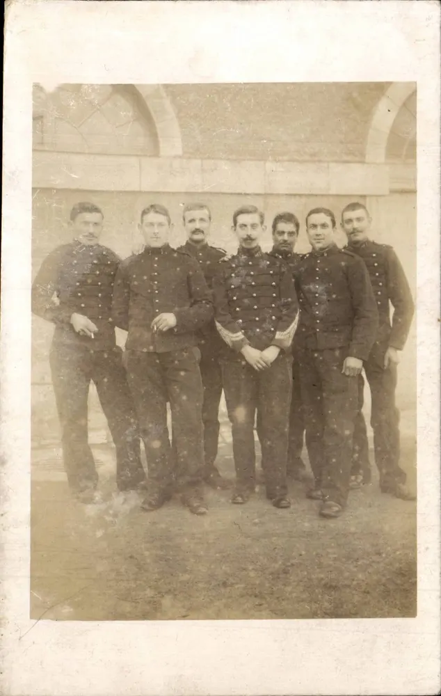 Gruppe von sechs Soldaten im Uniform — Verlag G. Gallimard, Paris — Seriennummer nicht sichtbar - Vorderseite