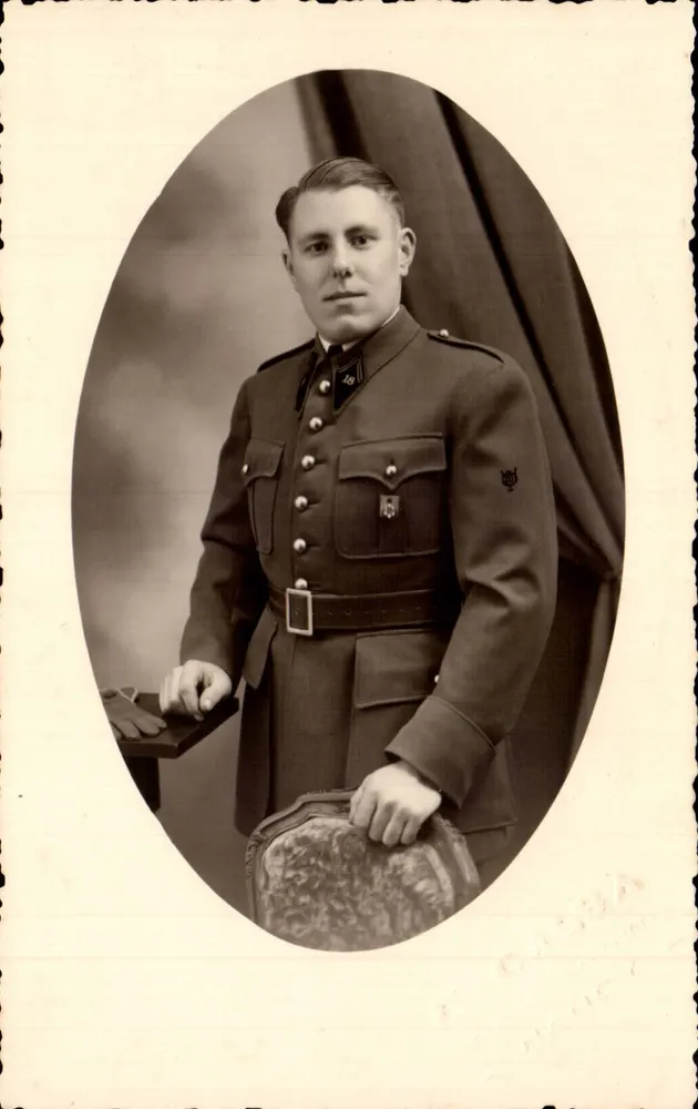 Soldat in Uniform — Portraitstudio - Vorderseite