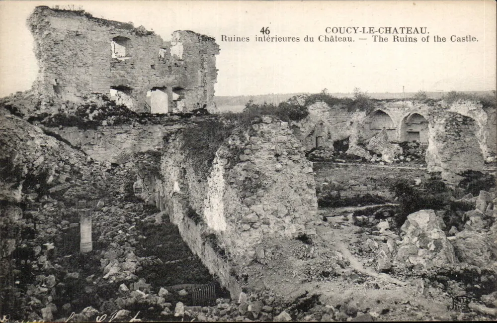 Coucy-le-Château — Ruínas internas do Castelo — Editor: Frémis & Cie, Paris - Frente