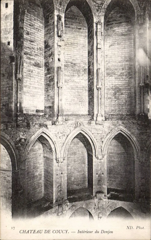 Castelo de Coucy — Interior do Donjon — ND. Fot. - Frente