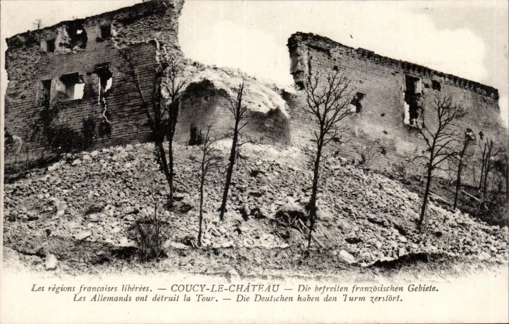Coucy-le-Château — Ruinen des Schlosses, zerstört von den Deutschen — trilingualer Text - Vorderseite
