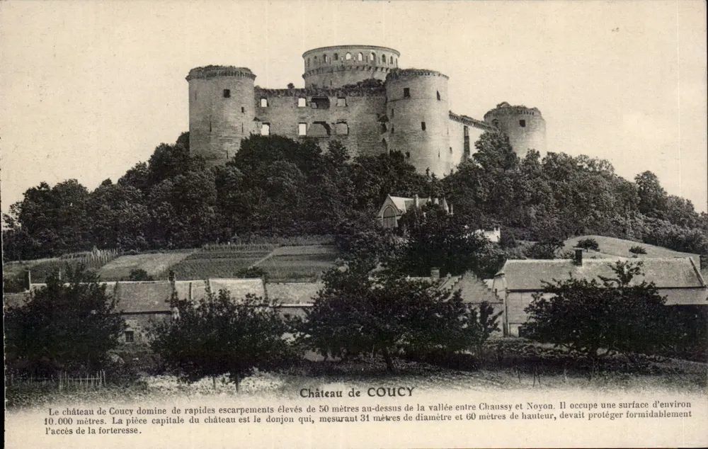 Castelo de Coucy — ruínas em um promontório rochoso entre Chaussy e Noyon — editor não visível - Frente