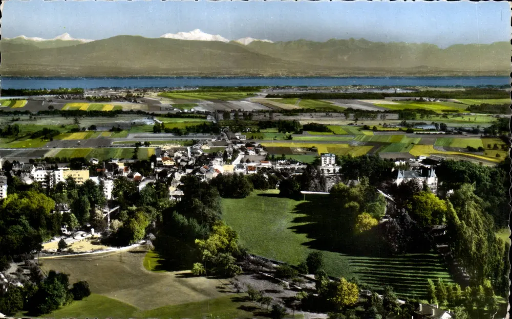 Divonne-les-Bains (Ain) — Luftbild der Stadt; im Hintergrund der Mont Blanc — Edition J. Cellard - Vorderseite