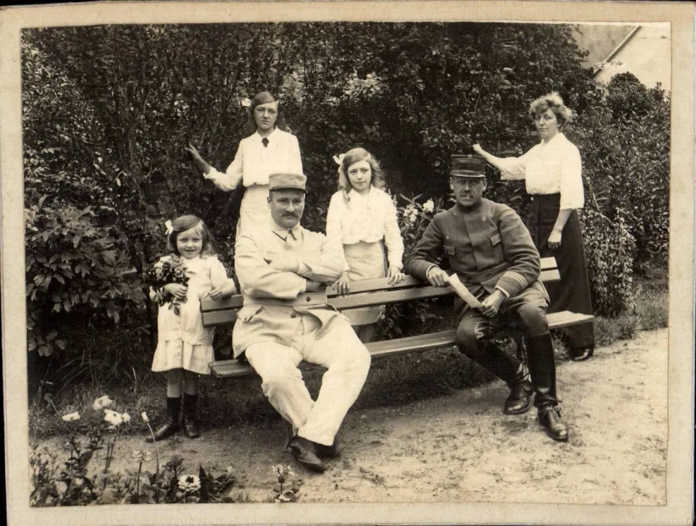 Familie oder Gruppe im Garten — Soldaten und Kinder — kein Verleger oder Nummer sichtbar - Vorderseite