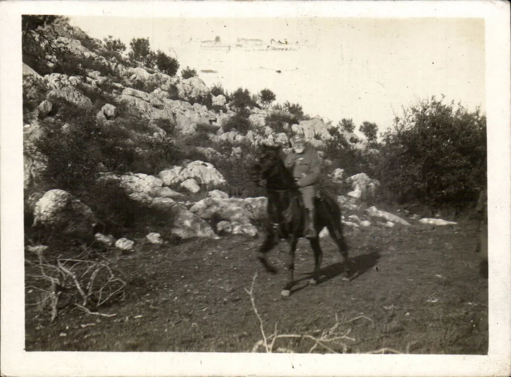 Soldado a cavalo — paisagem costeira — Paris, 31.7. (verso) - Frente