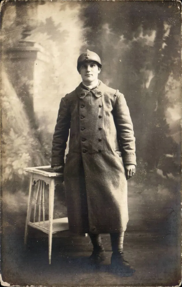 Soldat im Uniform — Studio — E. Guillaindano, Paris - Vorderseite