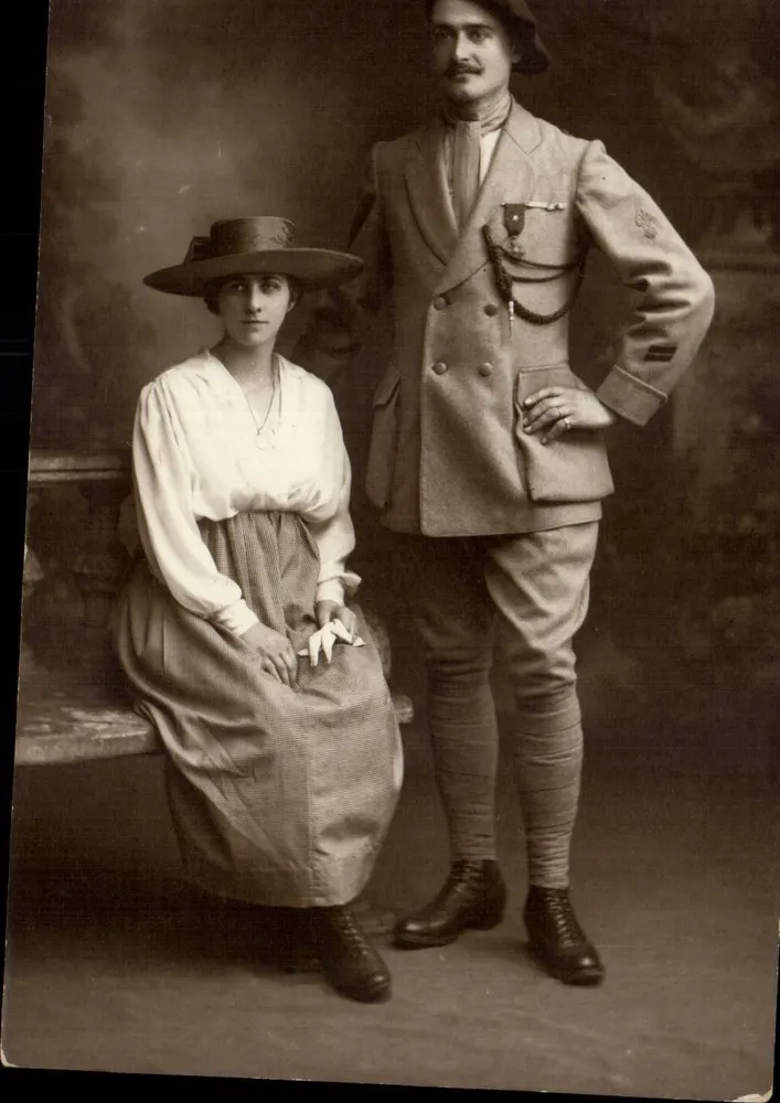 Paar — Soldat in Uniform und Frau mit Hut — Postkarte Nr. 10B - Vorderseite
