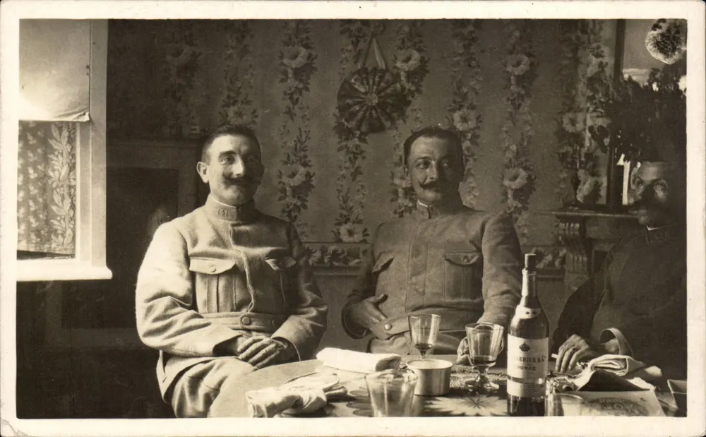 Drei Männer in Uniform — Innenraum-Szene — unbekannter Verlag - Vorderseite