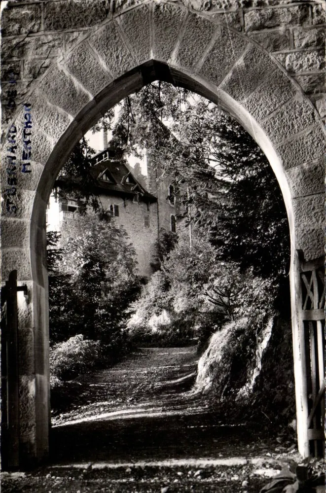 Castelo de St-Bernard de Menthon — Portal de entrada — G. ROSSAT INTERNATIONAL PHOTO, Annecy - Frente
