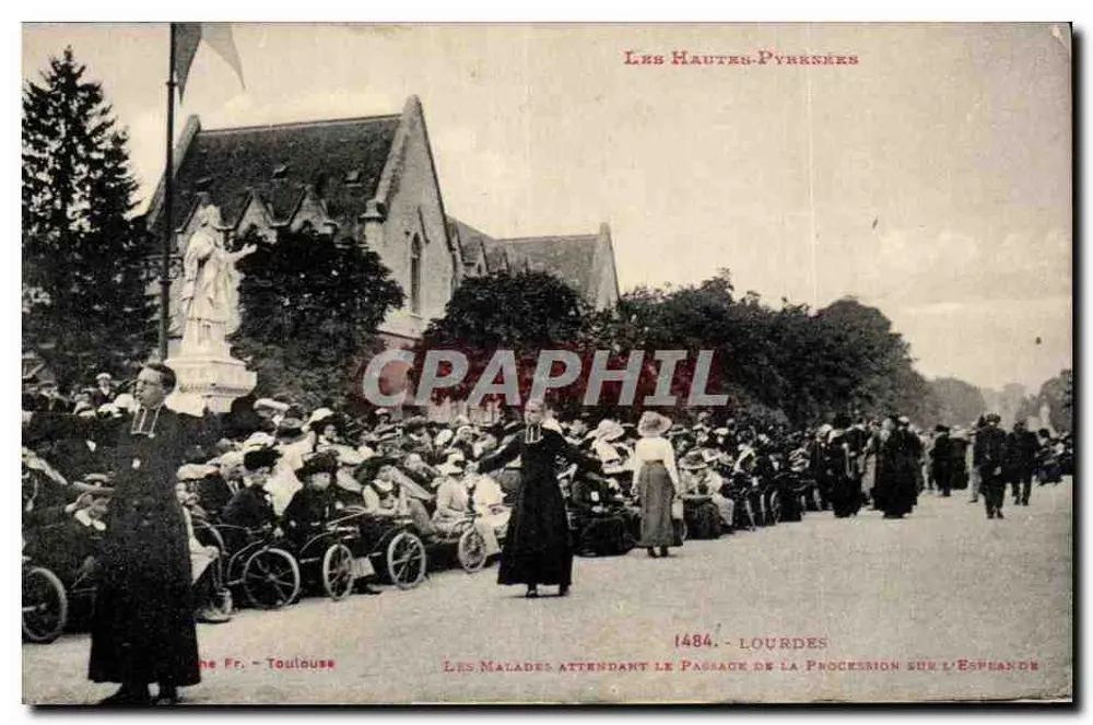 Lourdes — Les malades attendant le passage de la procession sur l'Espérance — Toulouse, éditeur Toulouse, n° 1484 - Recto