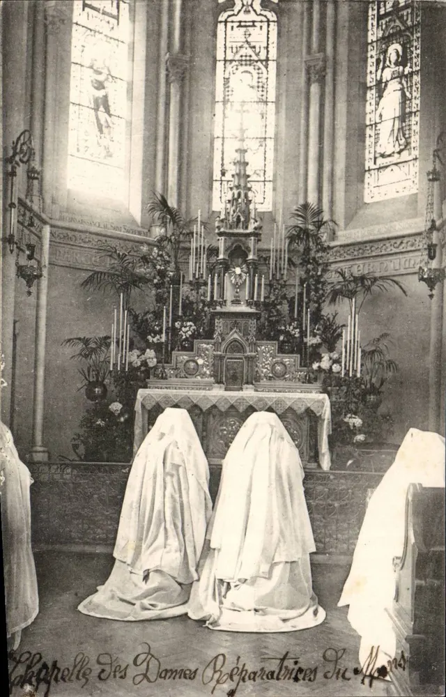 Capela das Dames Préparatrices — Interior da capela com altar e religiosas encapuzadas — Impressão de M. M. - Frente