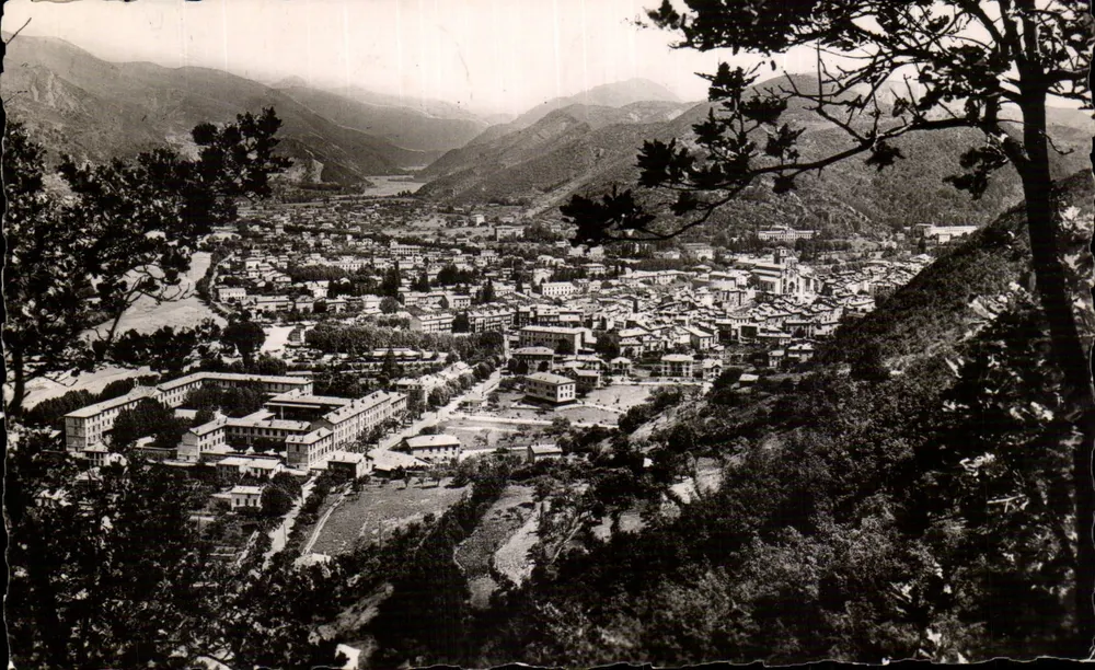 Digne-les-Bains — A Cidade e o grande desfile da Bézone — Edições A.D. La NICE - Frente