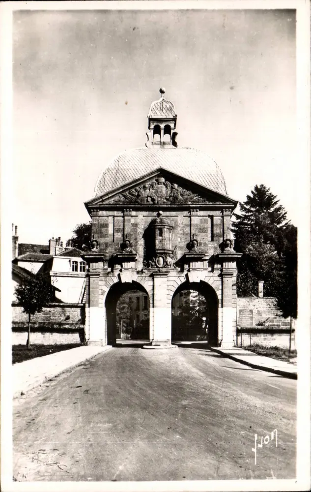 Porta de Lyon — vista da entrada monumental — Lyon, fotógrafo anônimo - Frente