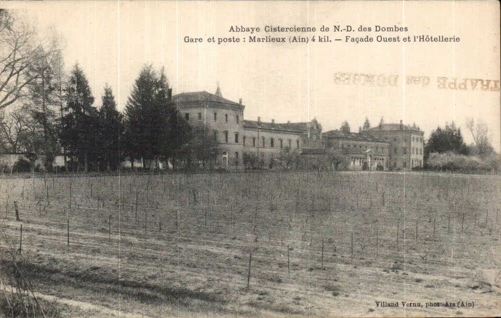 Abadia Cisterciense de N.-D. das Dombes — Fachada Oeste e a Hoteleira — Villand Vernu, fot. Ars (Ain) - Frente