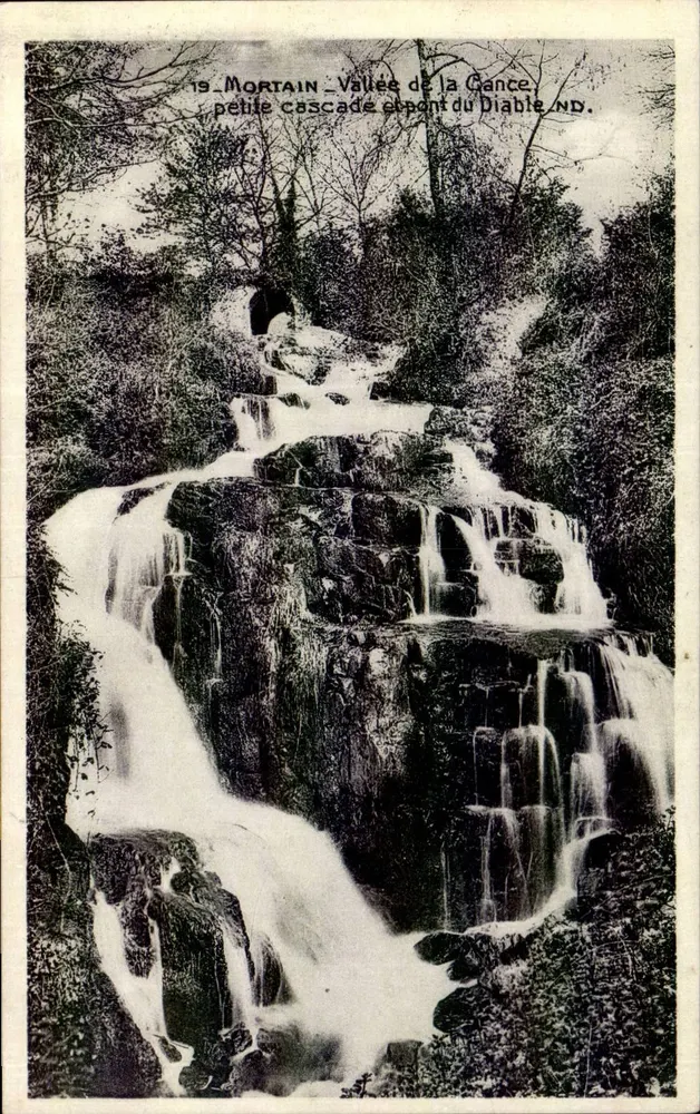Mortain — Vale da Gance, pequena cachoeira e ponte do Diabo ND. - Frente