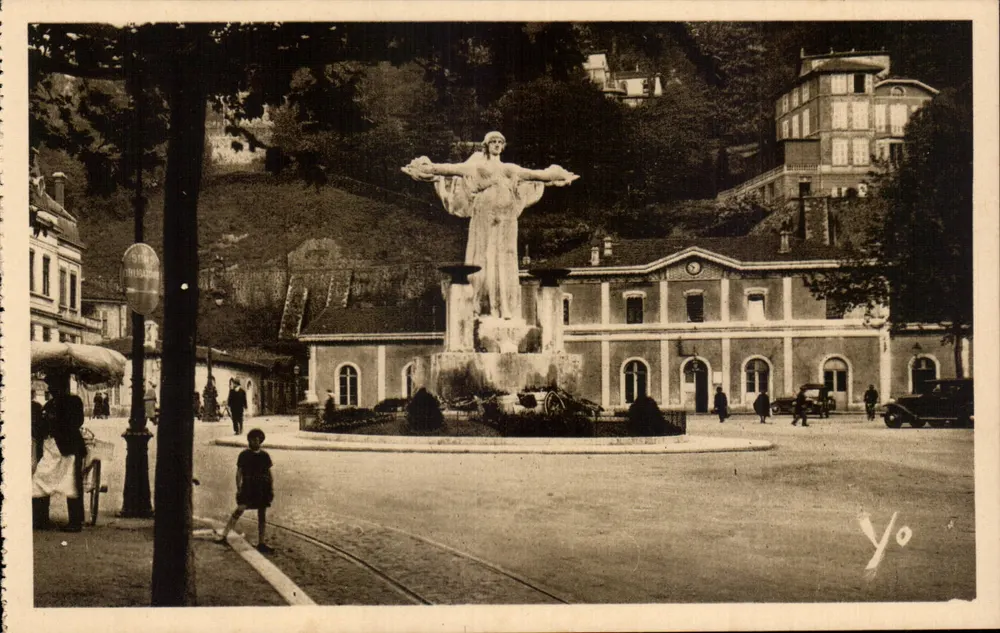 Vienne-sur-Rhône — Die Station und das Kriegerdenkmal — Grange, Bildhauer - Vorderseite
