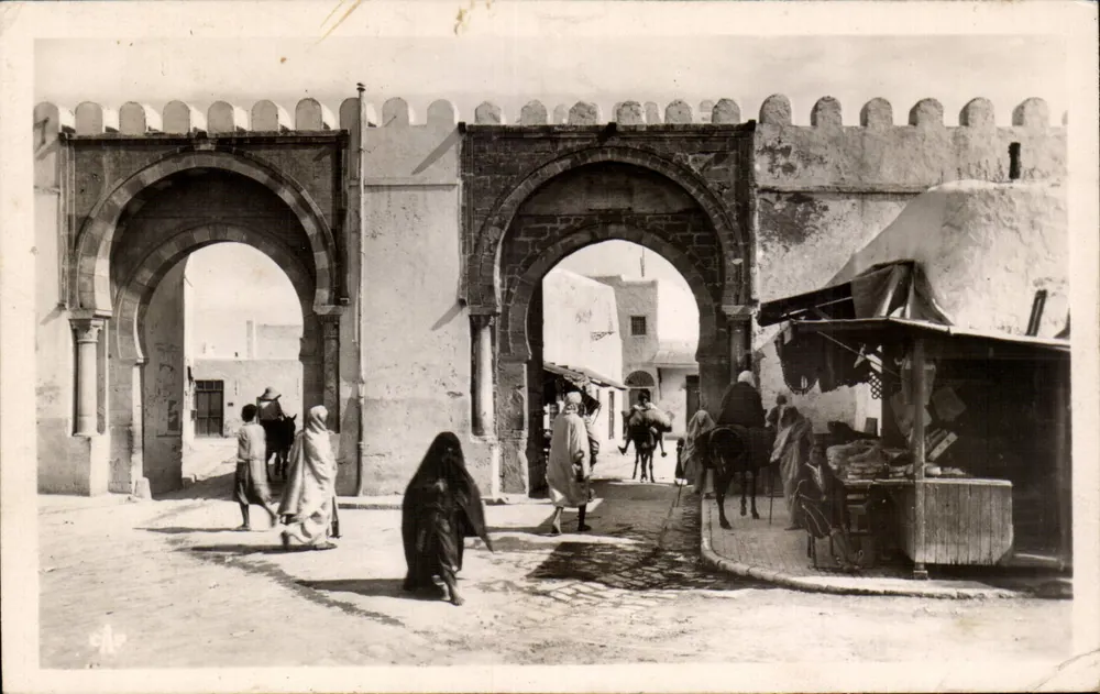 Kairouan — Tor zur Jaladine — Grand Hotel de Kairouan - Vorderseite