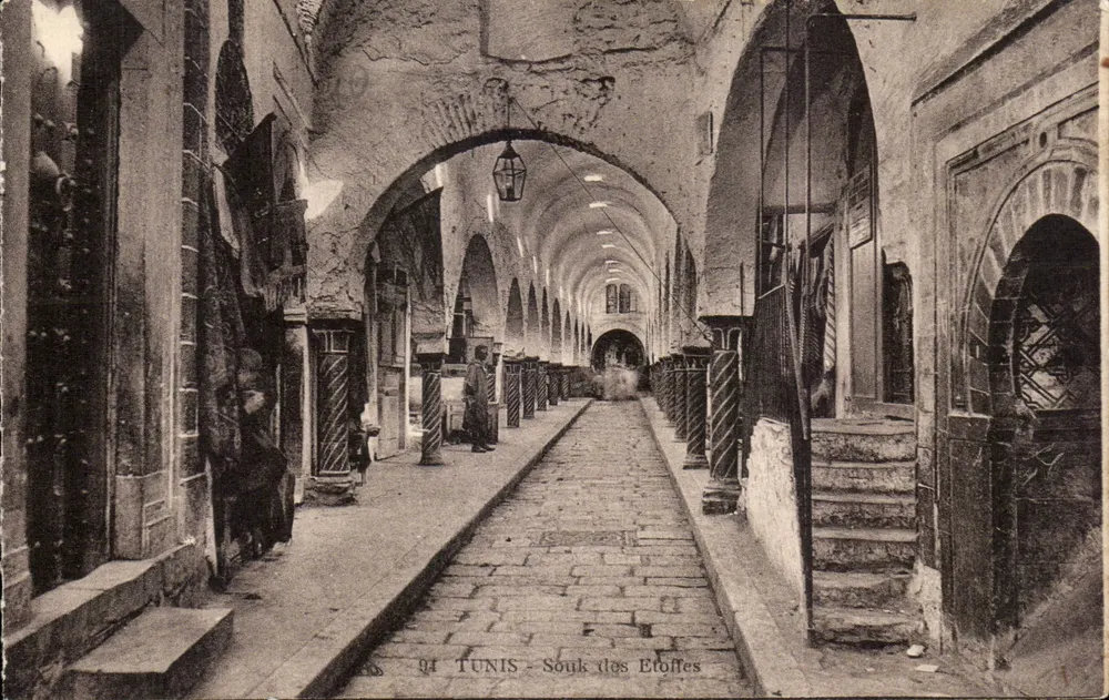 Tunis — Souk van Stoffen — uitgegeven door Almanachs des arts Photographiques, Strasbourg, n°94 - Voorkant
