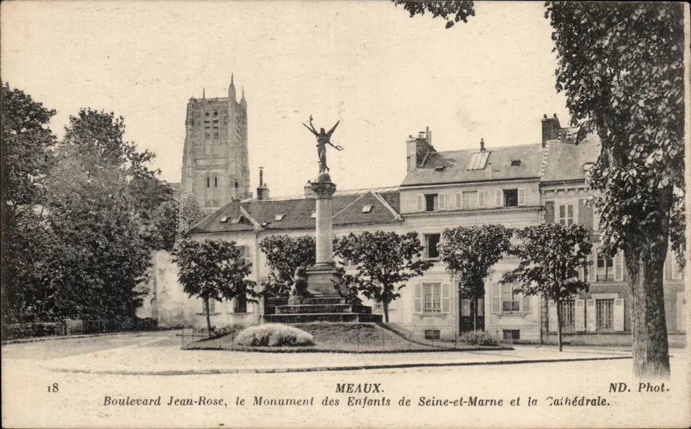 Boulevard Jean-Rose, Denkmal für die Kinder der Seine-et-Marne und die Kathedrale — Meaux - Vorderseite