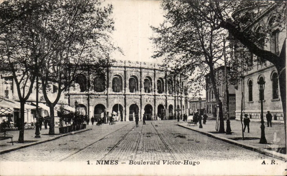 Nîmes — Boulevard Victor-Hugo — A.R. n°1 - Frente