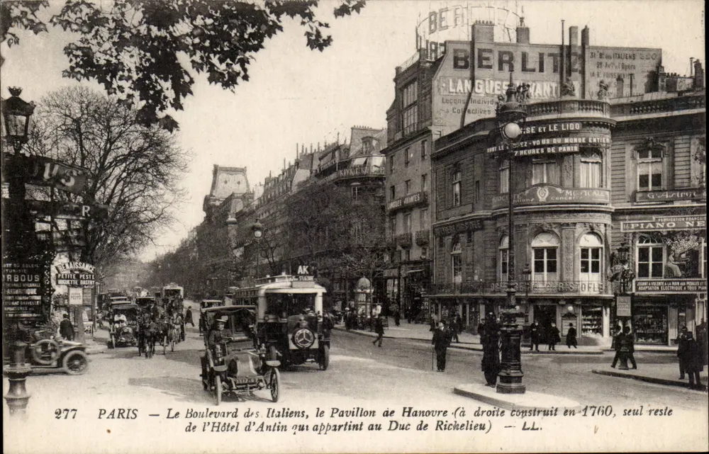 PARIS — Der Boulevard des Italiens, der Pavillon de Hanovre (rechts, erbaut 1760, einziger verbleibender Teil des Hôtel d'Antin, der dem Herzog von Richelieu gehörte) — LL. - Vorderseite